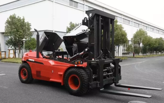 【大噸位】杭叉新款X系列16噸重裝叉車交付某企業(yè)！