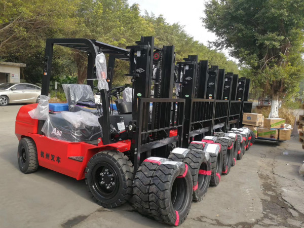 叉車?yán)系每?？不同階段的叉車保養(yǎng)你要注意！