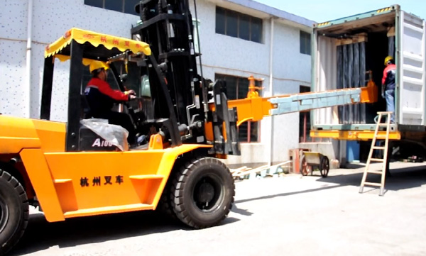 杭州叉車(chē)|玻璃行業(yè)，叉車(chē)串桿屬具卸貨實(shí)拍案例