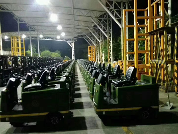中國人民解放軍采購杭州叉車案例-電動(dòng)牽引車