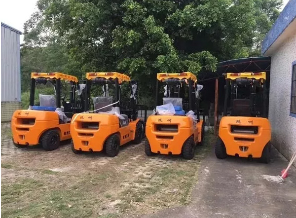 【叉車操作小知識(shí)】?jī)?nèi)燃叉車要怎么換擋？