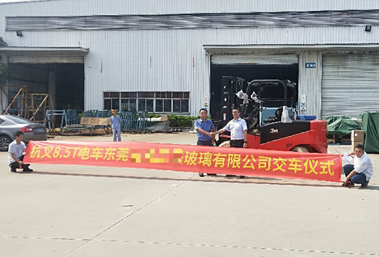 叉車搬運(yùn)玻璃？要輕拿輕放！